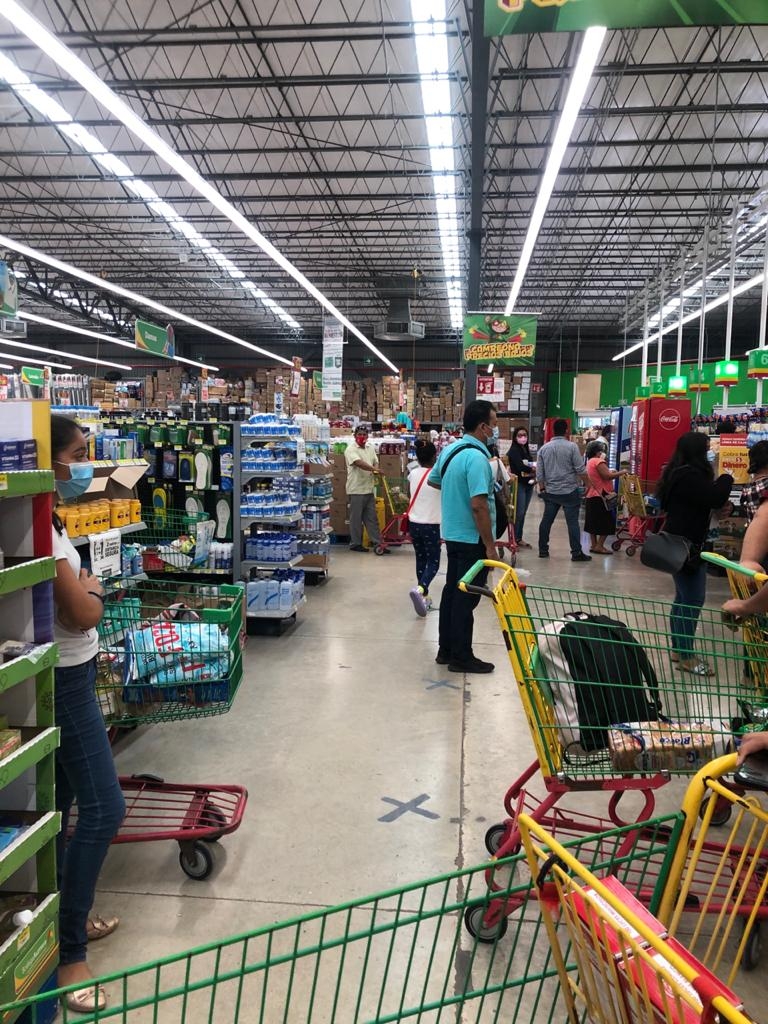Reportan aglomeraciones en supermercado de Chetumal