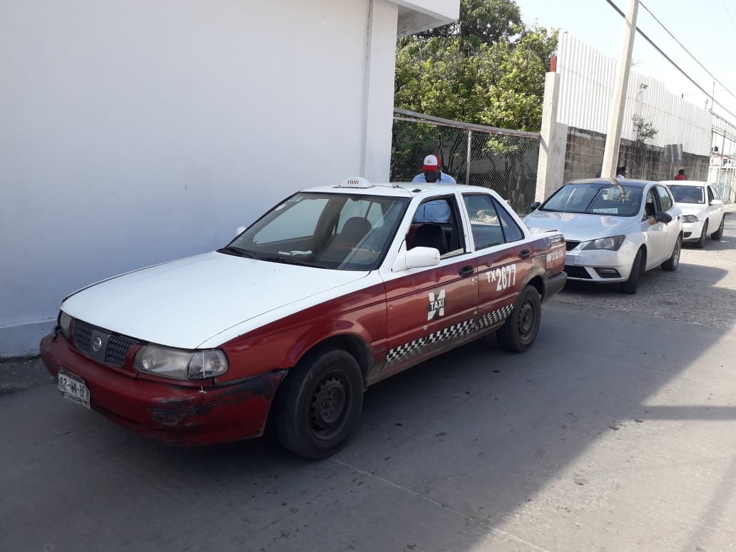 Choque entre taxista y carro particular deja daños materiales en Ciudad del Carmen