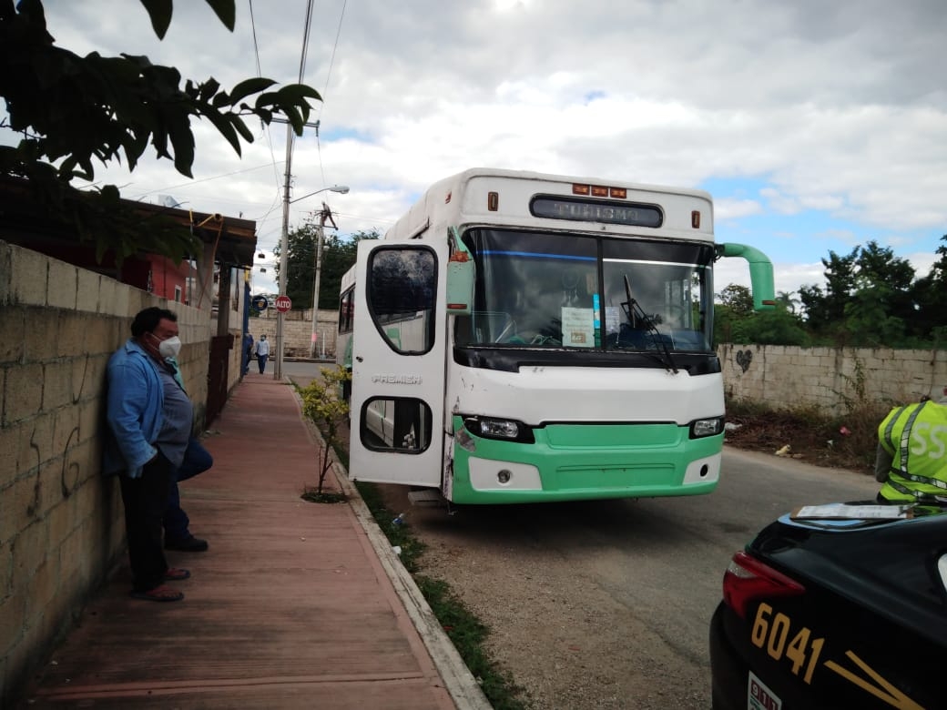 Autobús de turistas protagoniza choque en Mérida