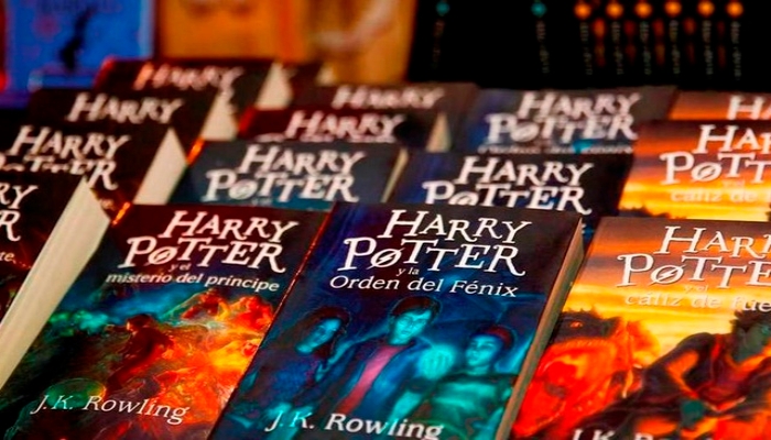 Retiran libros de J.K. Rowling por polémica de transfobia