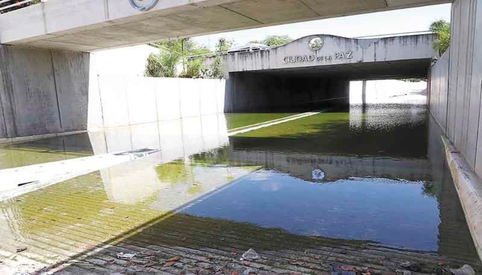 Paso Deprimido de Mérida continúa inundado e intransitable