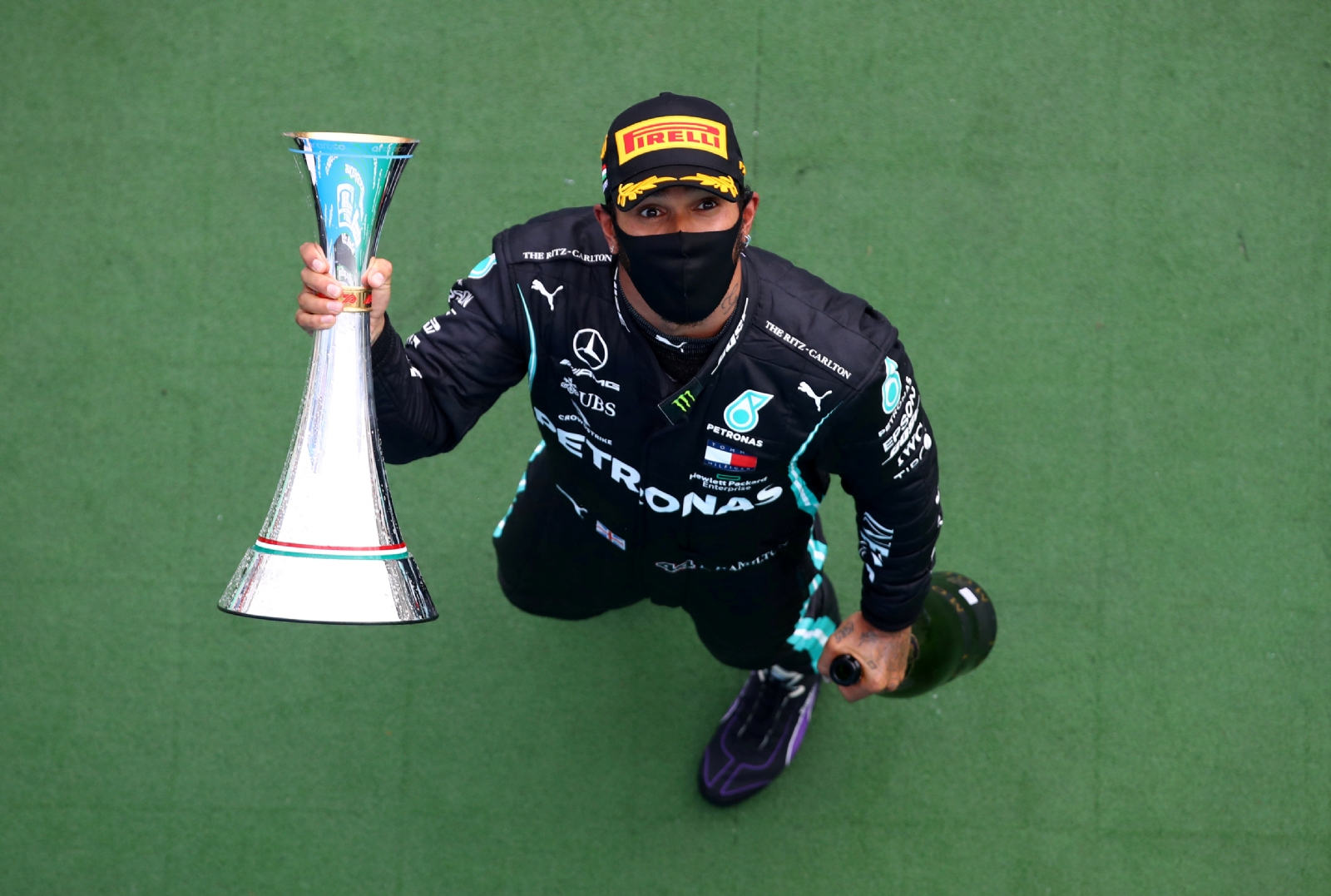El piloto inglés Lewis Hamilton tras su triunfo en Hungría (Reuters)