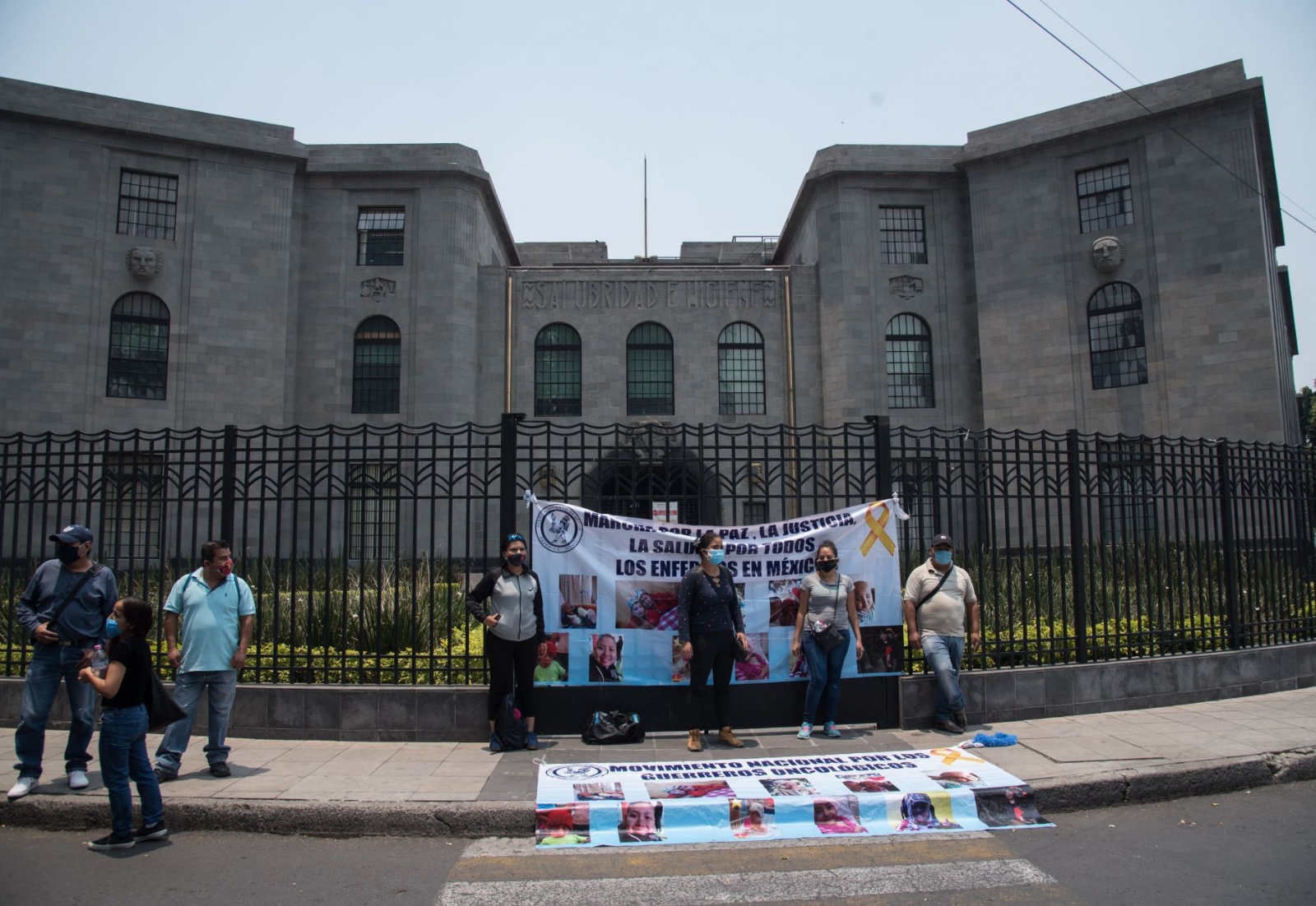 Farmacéuticas mexicanas critican a AMLO por comprar medicinas en el extranjero