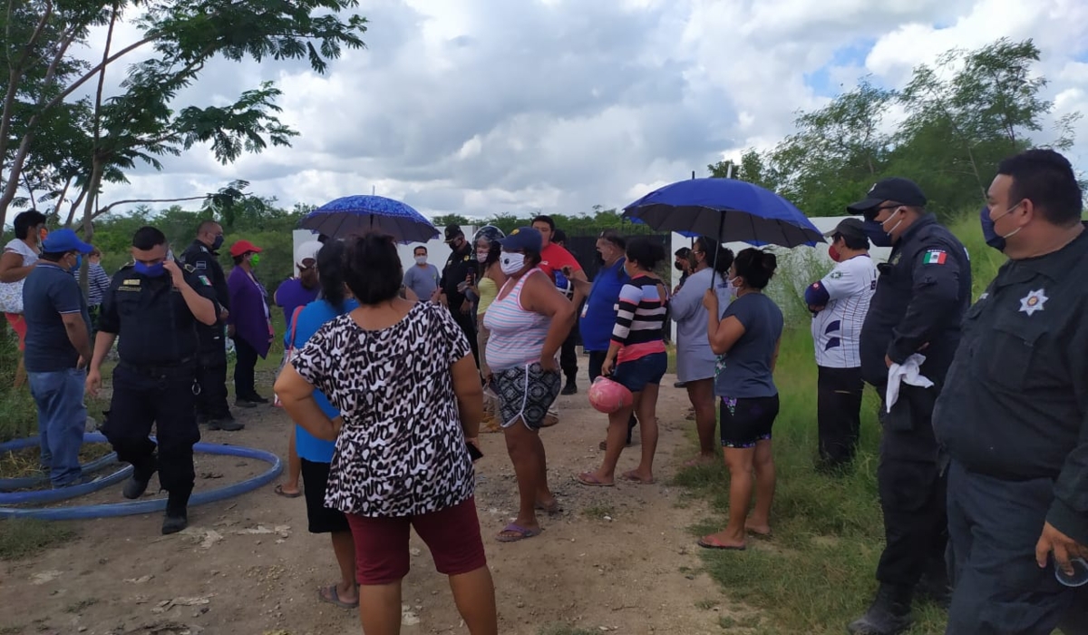 Vecinos se manifiestan por suministro de agua contaminada en Kanasín