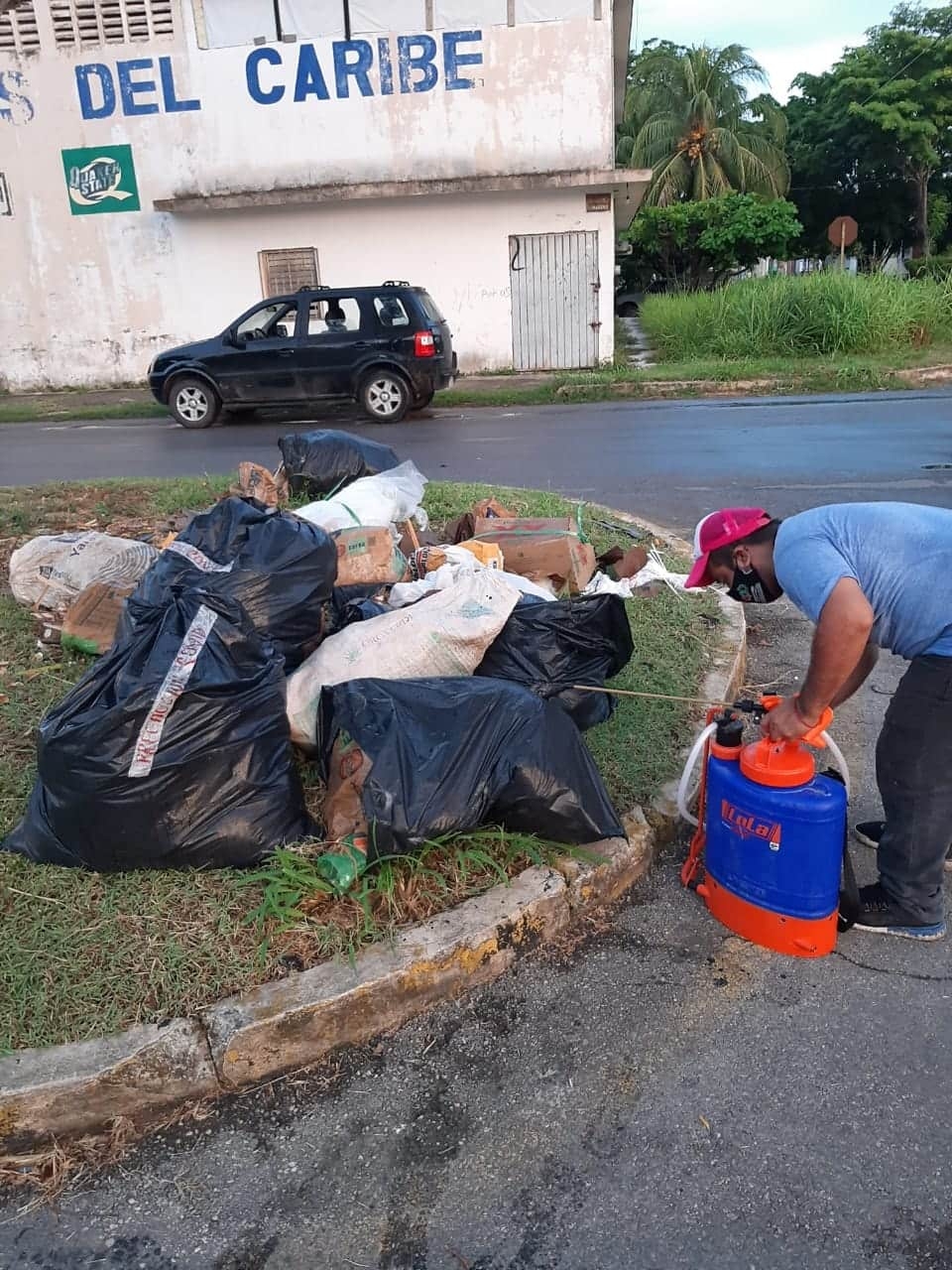 Tiran bolsas de basura con residuos de COVID-19 en avenida de Chetumal