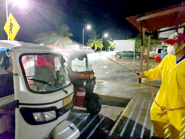 Sanitizan vehículos en Seybaplaya por contagios de COVID-19