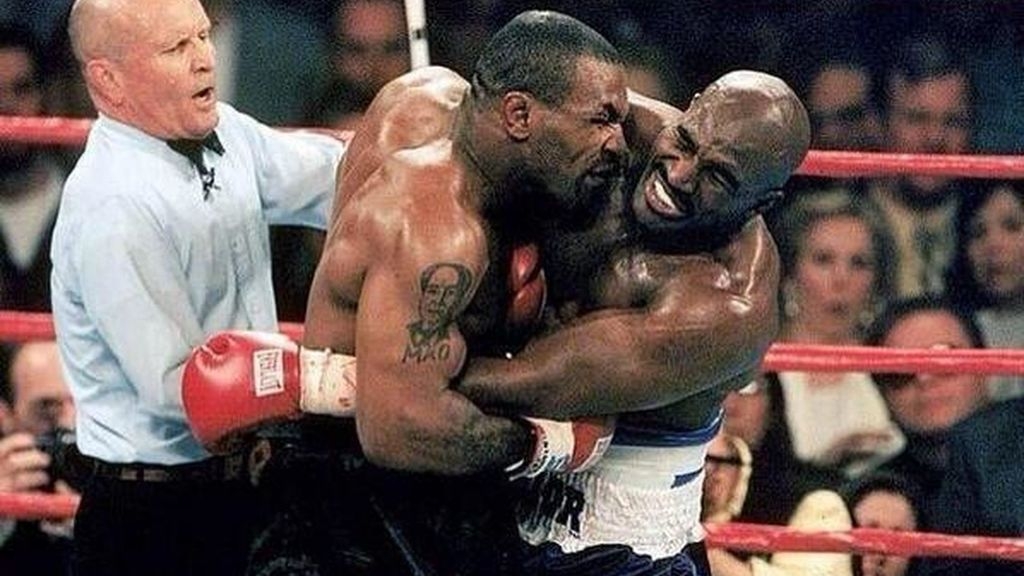 Vuelve Mike Tyson al boxeo y recordamos cuando le mordió la oreja a Holyfield