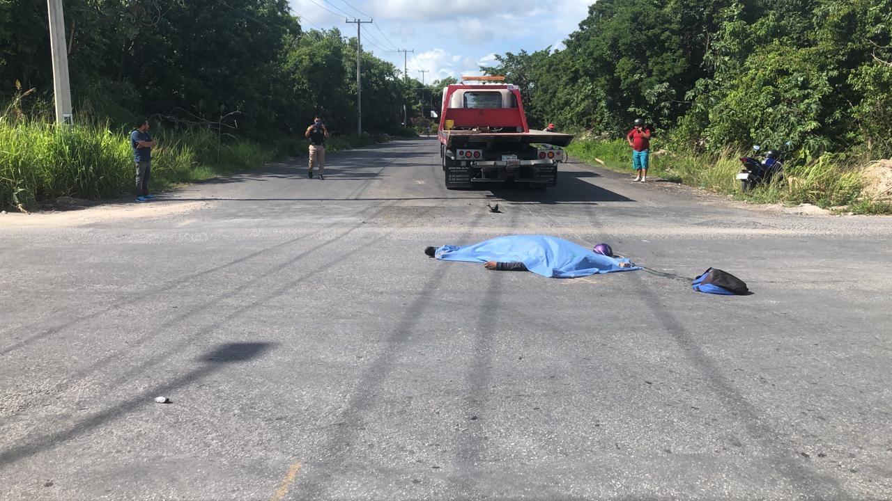 Muere motociclista tras ser atropellado por una grúa en Cancún