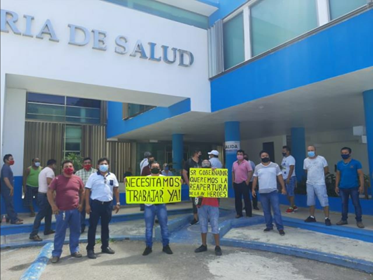 Comerciantes se manifiestan en las oficinas de la Secretaría de Salud de Chetumal