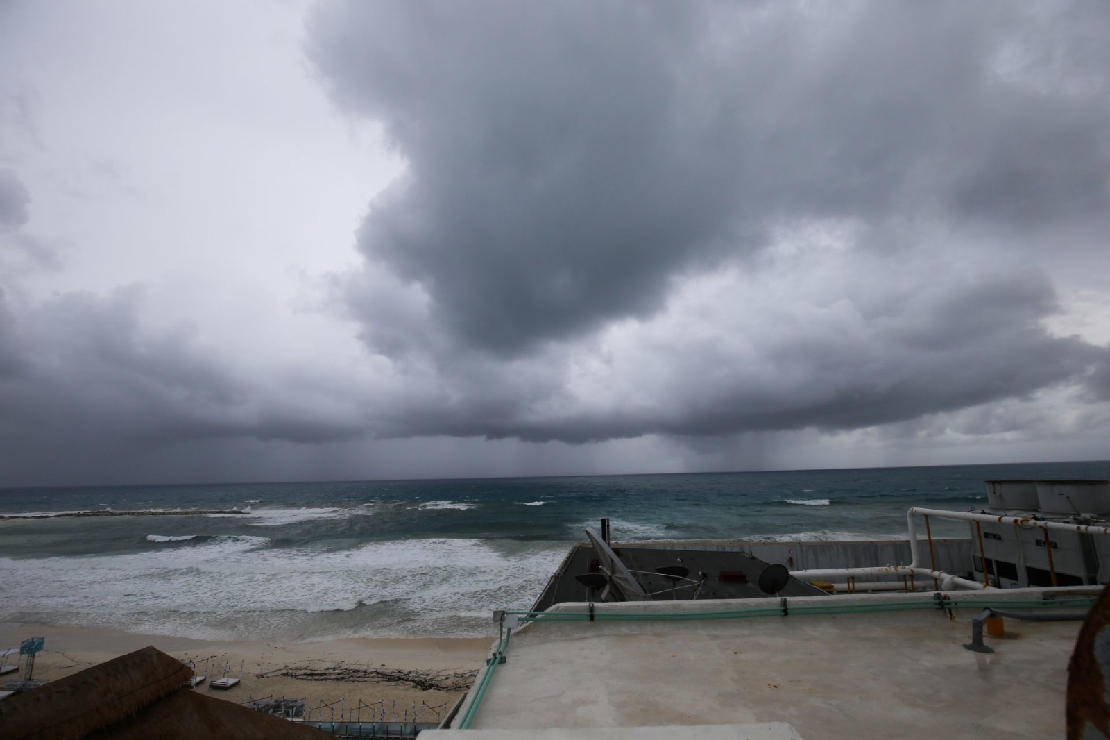 La onda tropical 23 se acerca a la Península de Yucatán