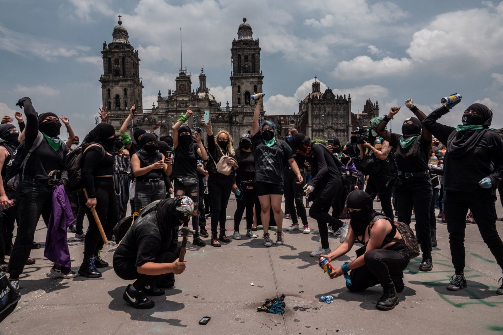 Marcha feminista en CDMX deja un saldo de 8 policías mujeres lesionadas