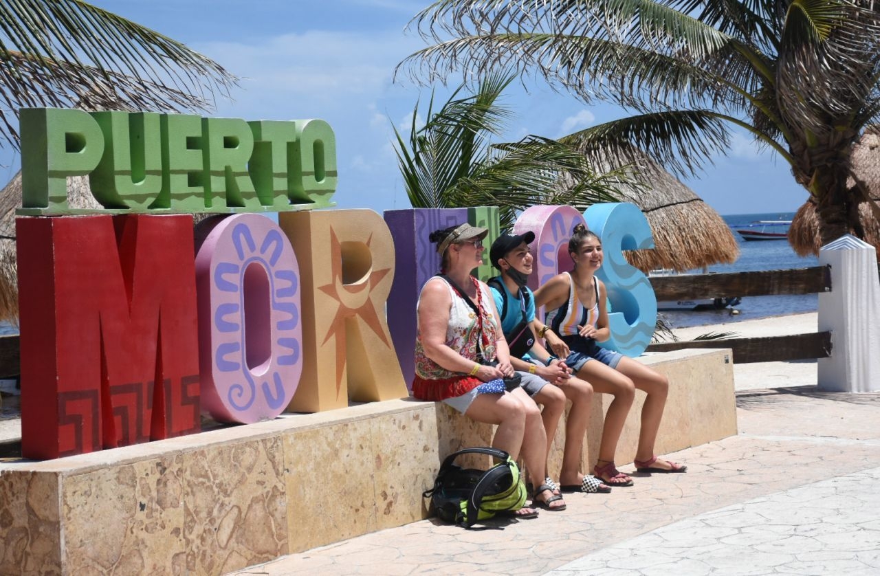 Visitantes recorren el malecón de Puerto Morelos
