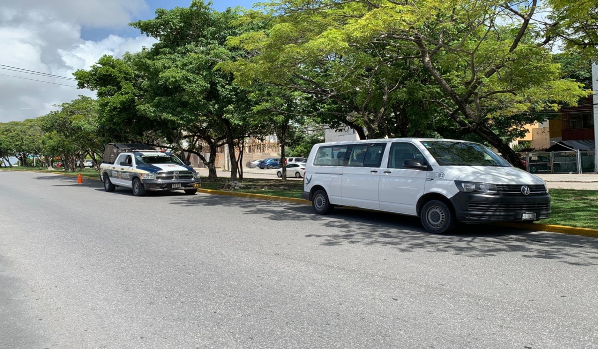 Automóvil impacta contra camioneta turística en Cancún
