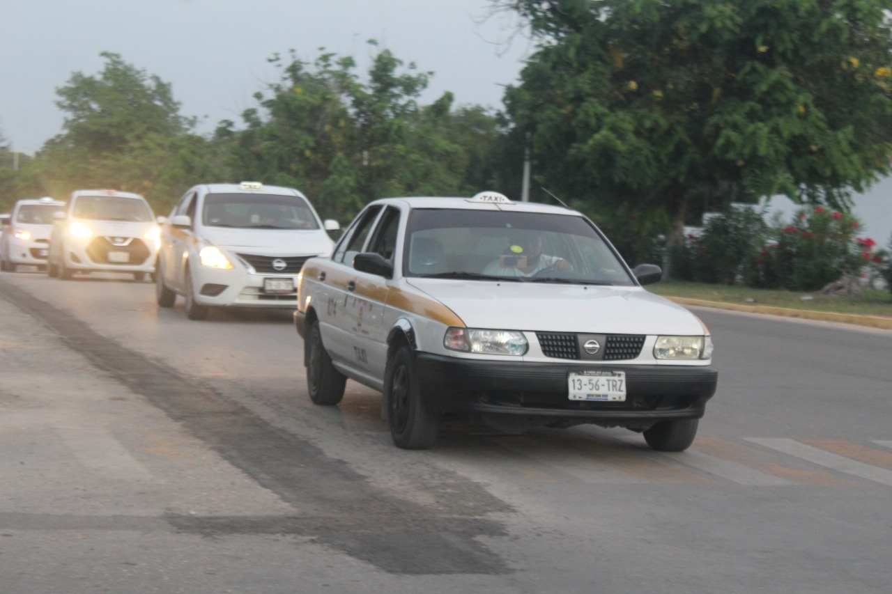 Por semáforo rojo, taxistas de Chetumal registran ganancias de 100 pesos al día