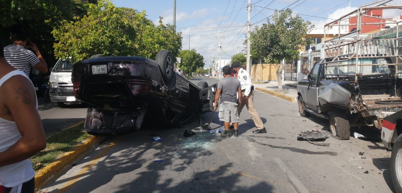 Aparatosa volcadura deja dos heridos en Cancún