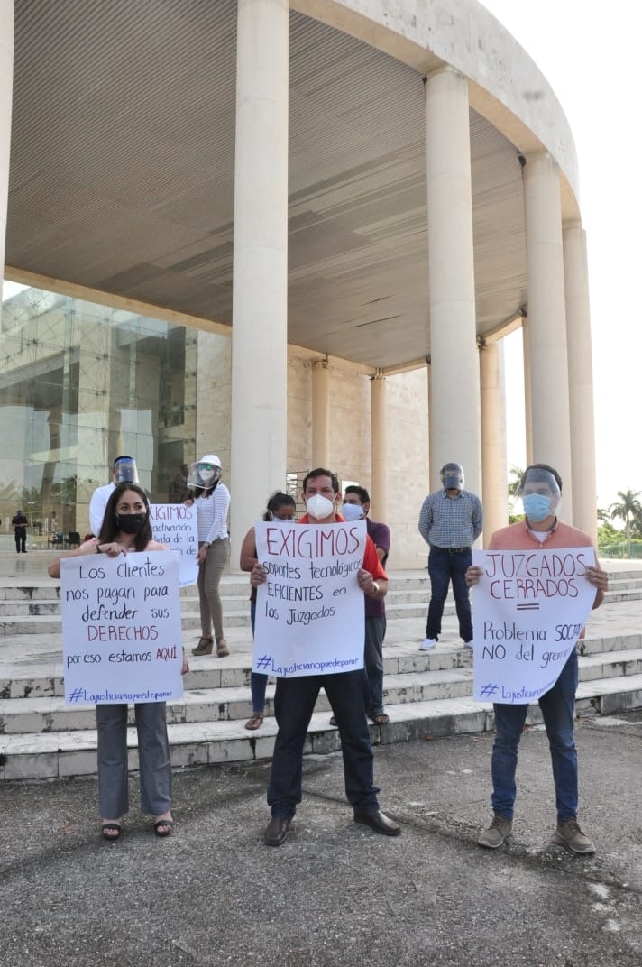 Protestan abogados en sede del Poder Judicial en Mérida