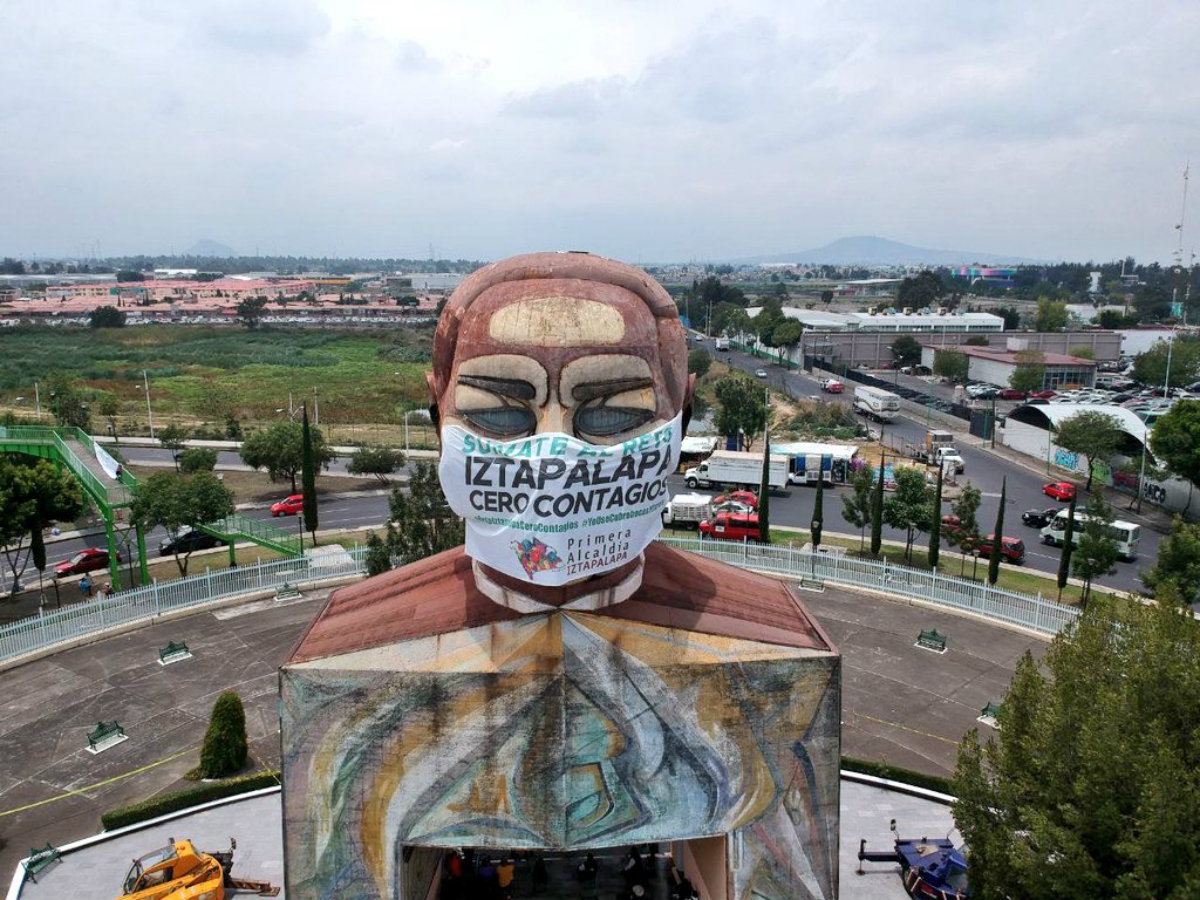 La Cabeza de Juárez con cubrebocas en Iztapalapa (Especial)