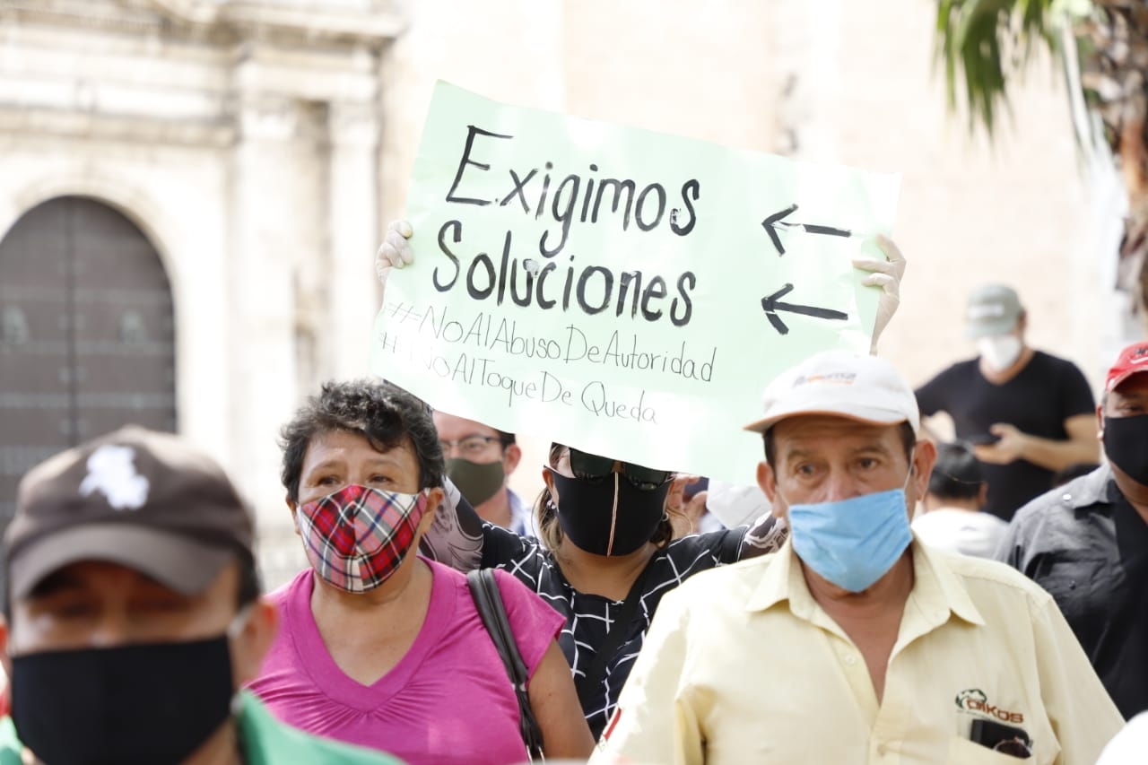 Trabajadores de restaurantes y bares exigen fin de Ley Seca frente a Palacio de Gobierno de Yucatán