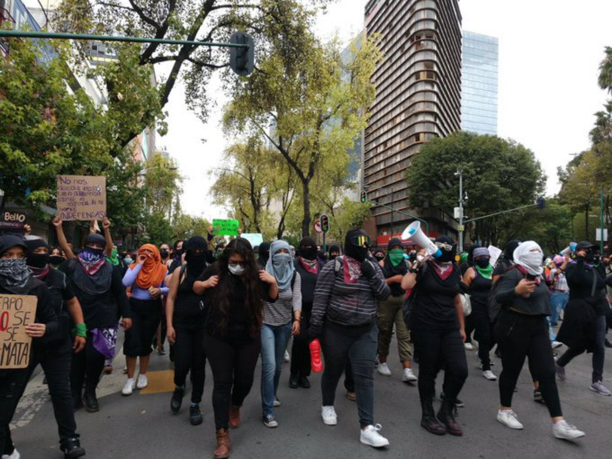 Se enfrentan mujeres y policías en marcha contra machismo en CdMx (@abismada_)