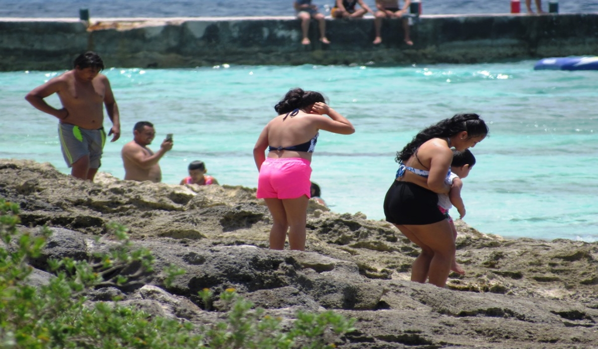 Aumenta la presencia de locales y visitantes en playas de Cozumel