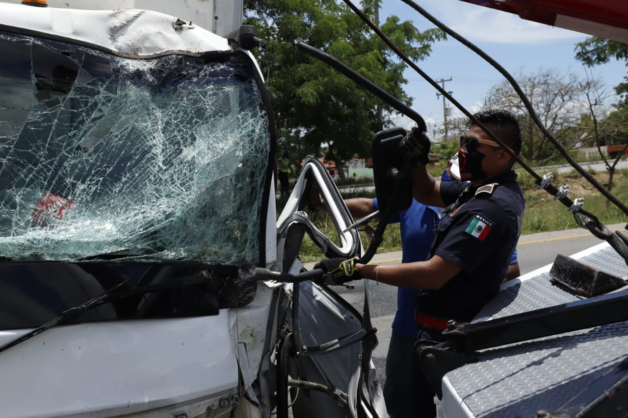 Camión de Lala protagoniza accidente en el periférico de Mérida
