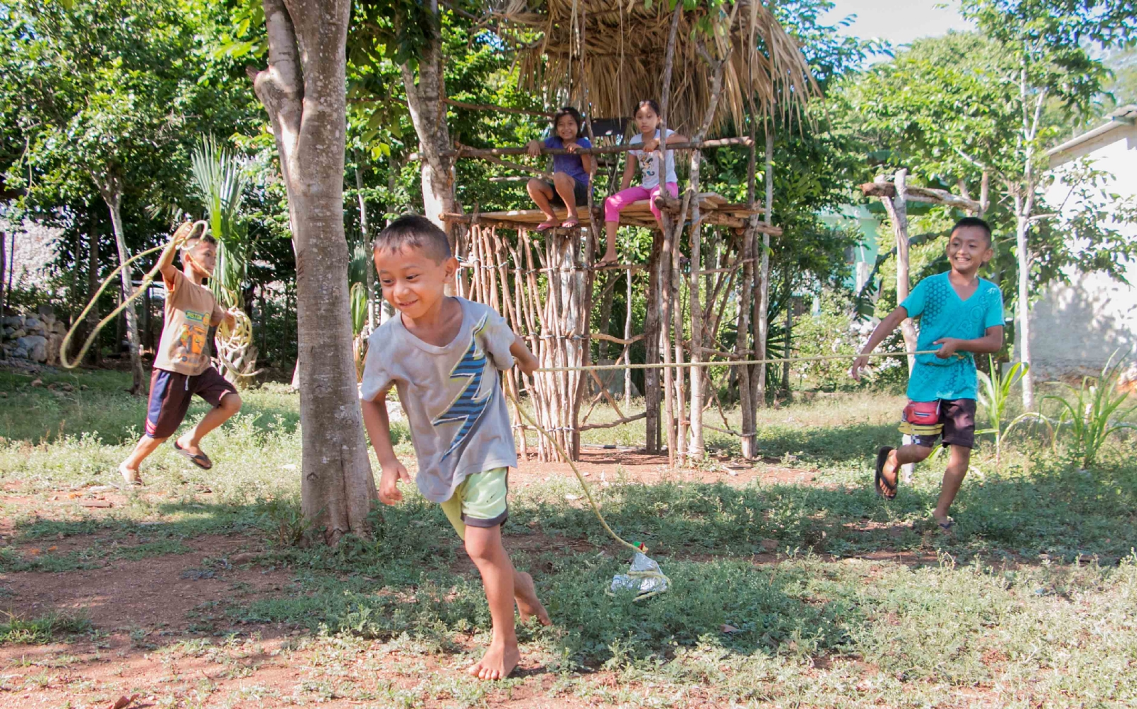 Niños de Teabo crean pequeño “tablado” para corridas de toro