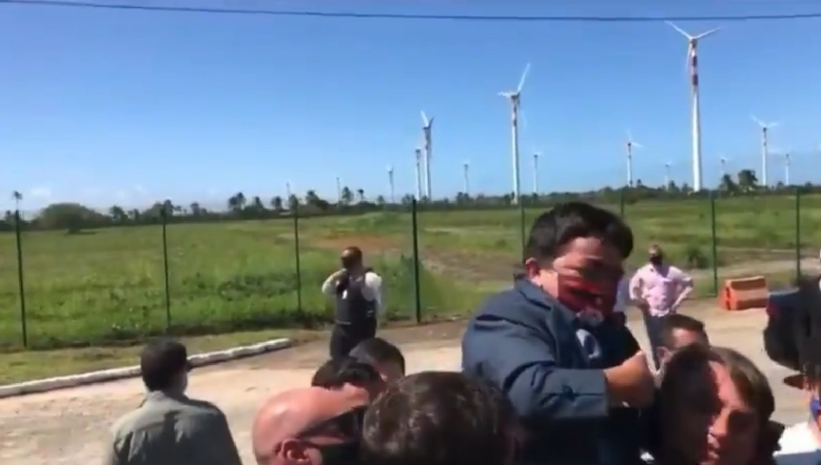 Bolsonaro carga a un hombre de talla baja pensando que era un niño (VIDEO)
