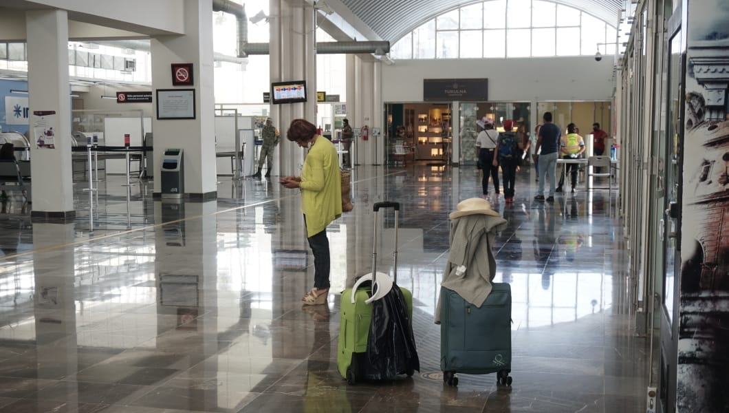 Resienten taxistas del Aeropuerto de Campeche baja afluencia de viajeros