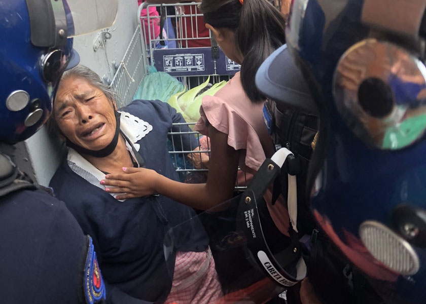 ¡Otra vez! Policías de la CDMX decomisan mercancía de una anciana: VIDEO