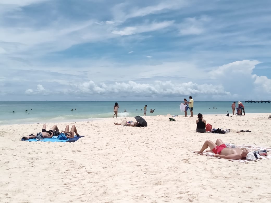 Tormenta Tropical Marco no impide que turistas disfruten de Playa del Carmen