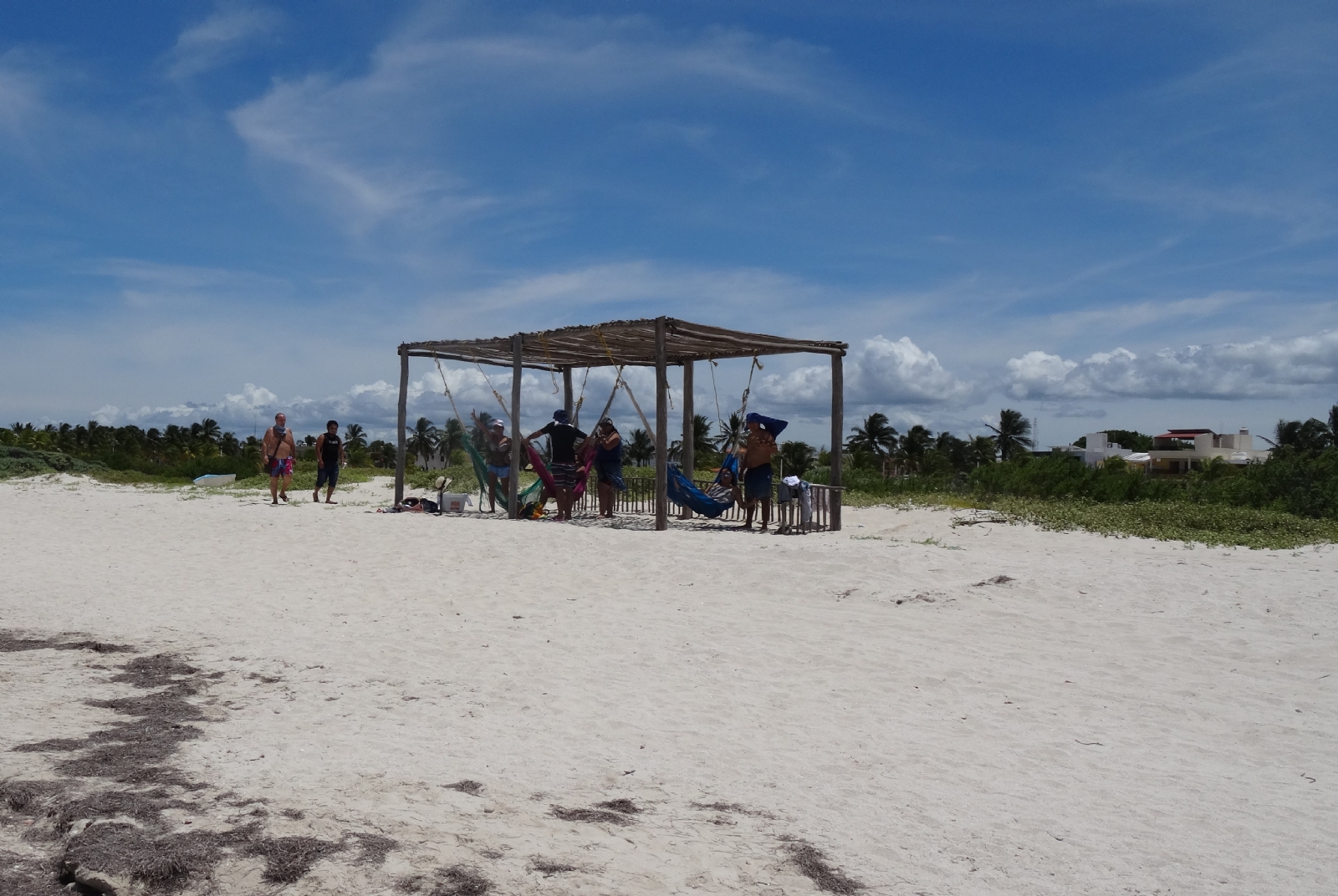 Pese a Tormenta Tropical Marco y COVID-19 yucatecos visitan Progreso