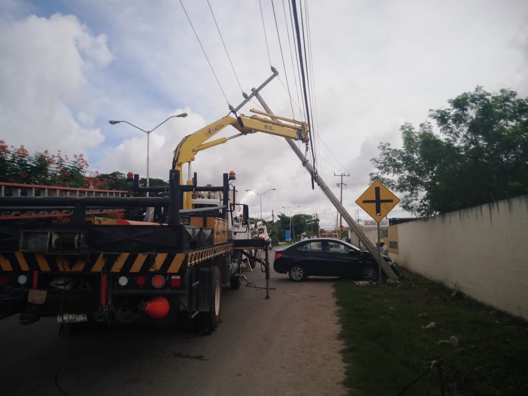 Automóvil es impactado por un remolque y choca contra un poste de la CFE en Mérida