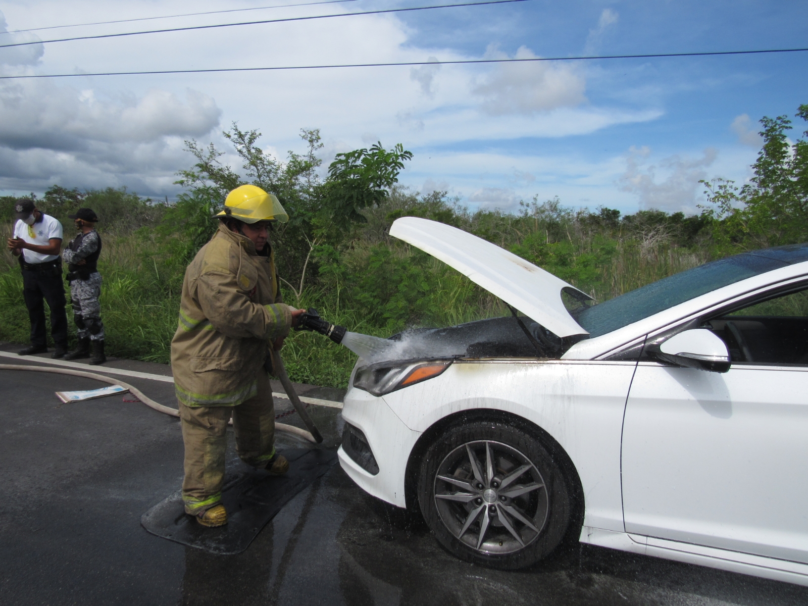 Se les incendia el automóvil en carretera Mérida-Progreso
