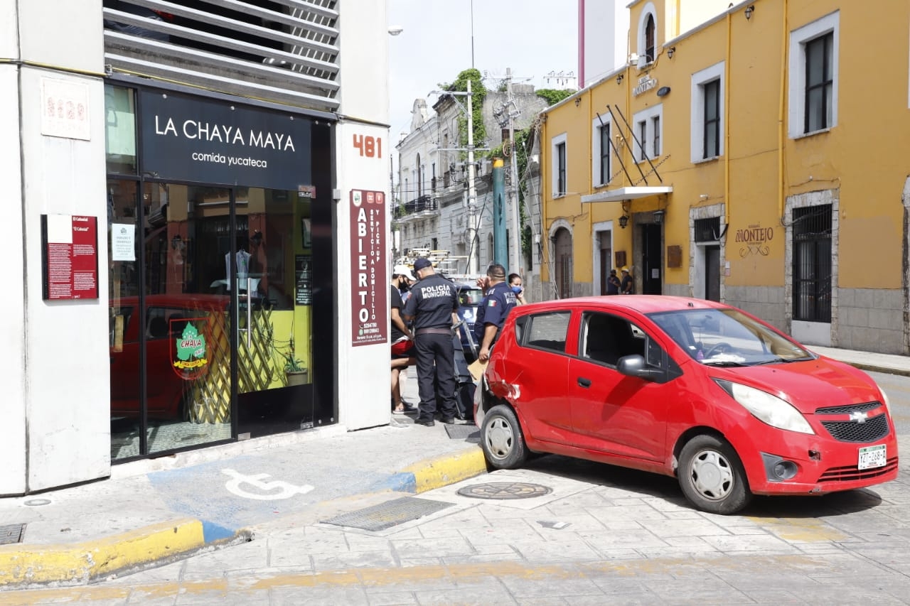 Automovilista termina impactada contra un semáforo en el centro de Mérida