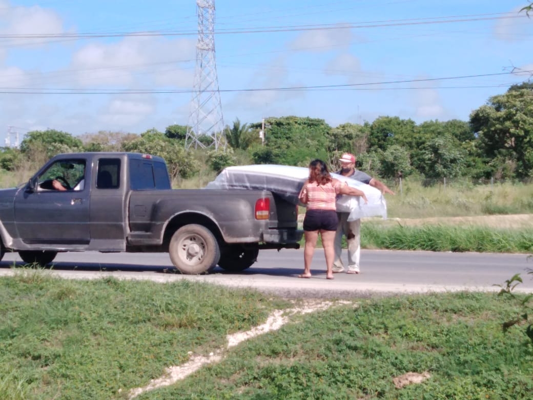 Colchón sale volando de una camioneta que transitaba sobre el Periférico de Mérida