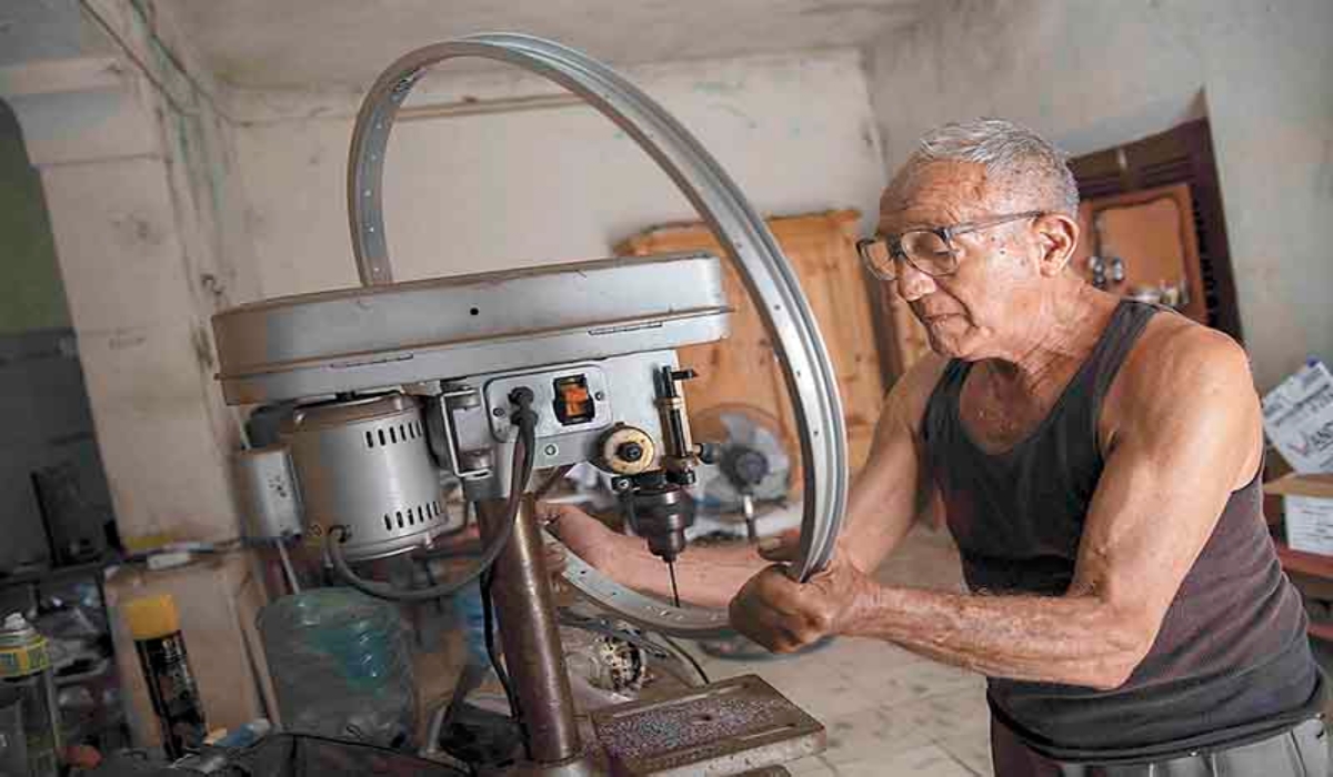 A sus 79 años, este abuelito mantiene su taller de bicicletas en Mérida