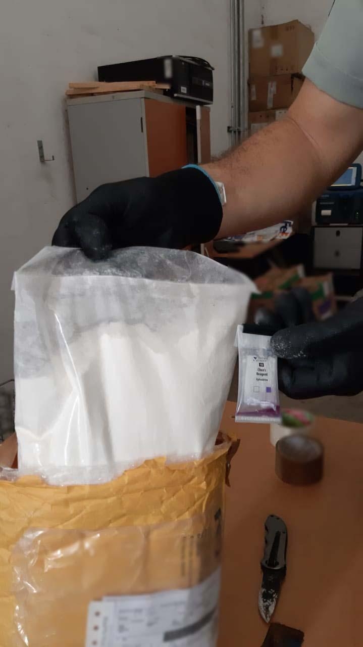 Aseguran un kilo de efedrina en una paquetería de Mérida