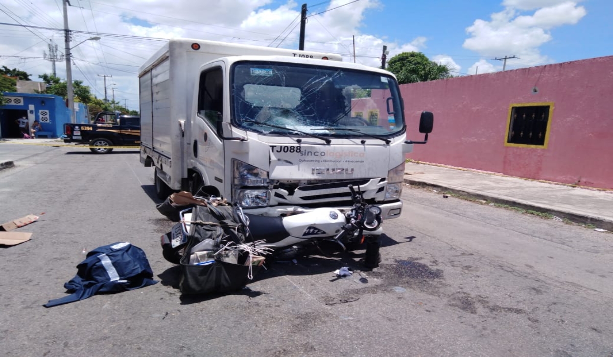 Motociclista evade el alto y choca contra una camioneta en Mérida
