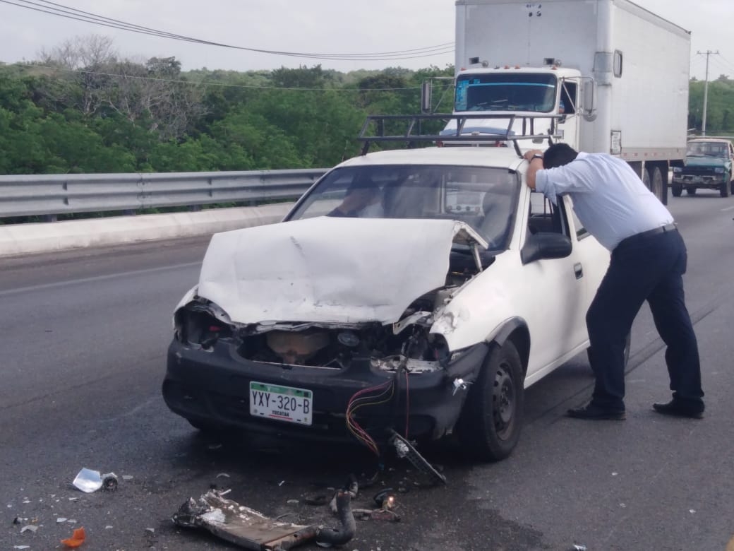 No frena a tiempo y choca contra una camioneta en la carretera Motul-Mérida