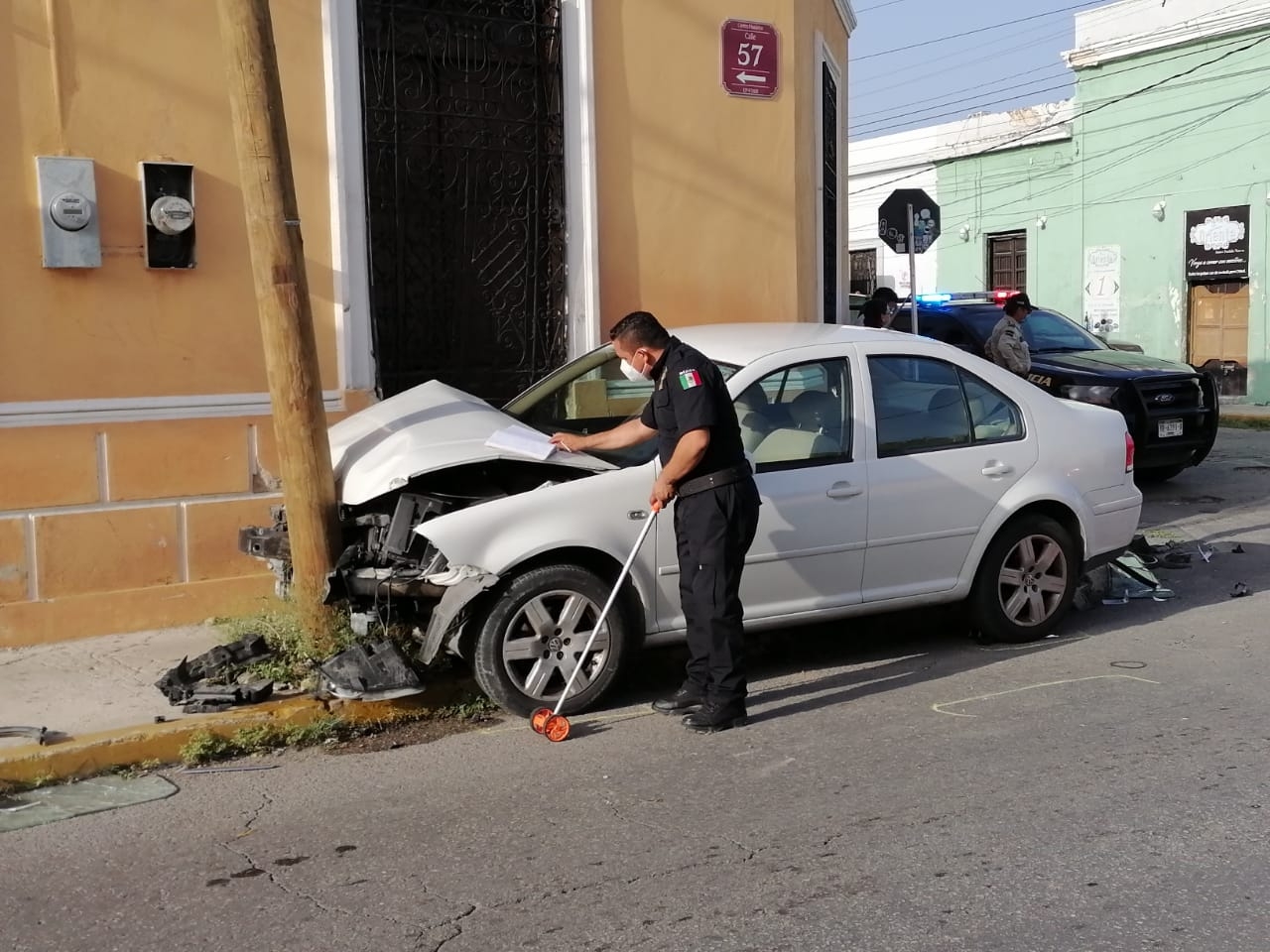 Conductora no respeta la señal de alto y termina chocando contra un poste en Mérida