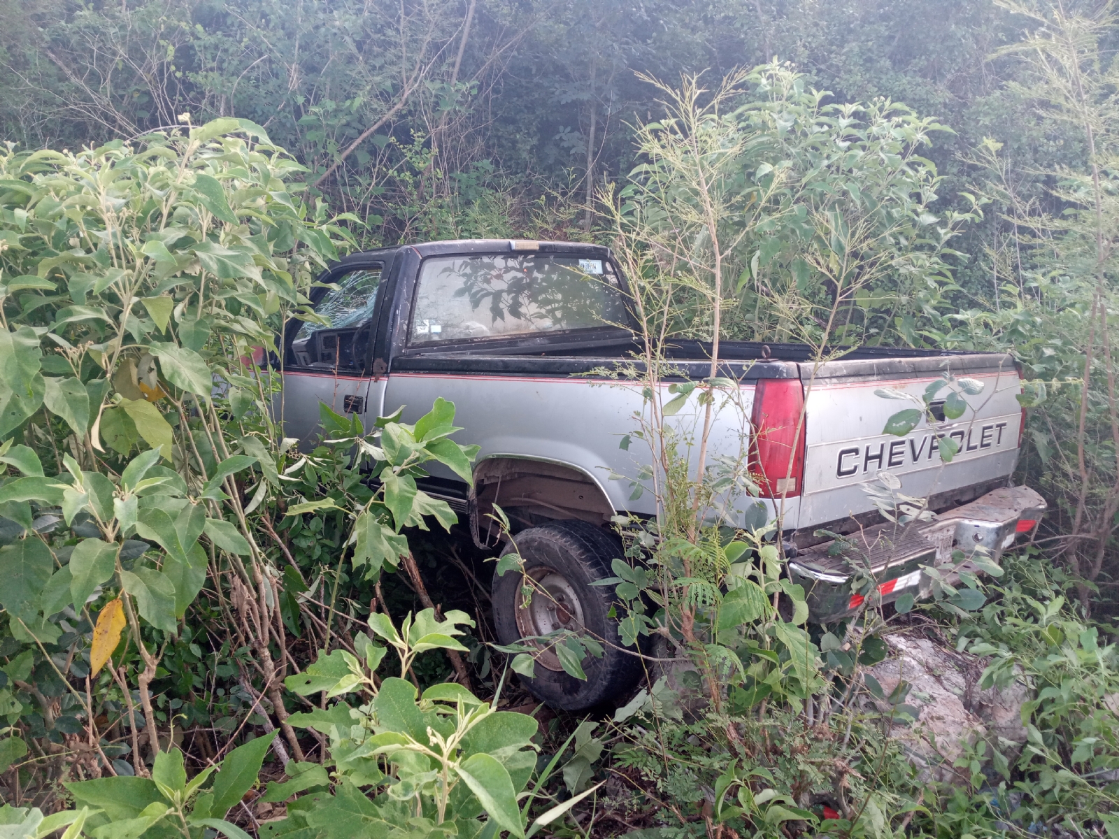 Hombre pierde el control y deja abandonada su camioneta en Holactún
