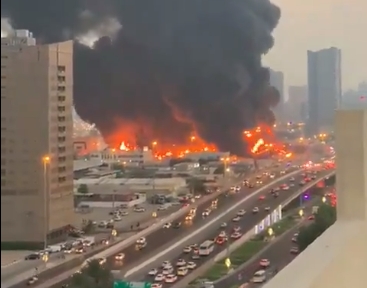 Gran incendio colapsa mercado en Emiratos Árabes: VIDEO