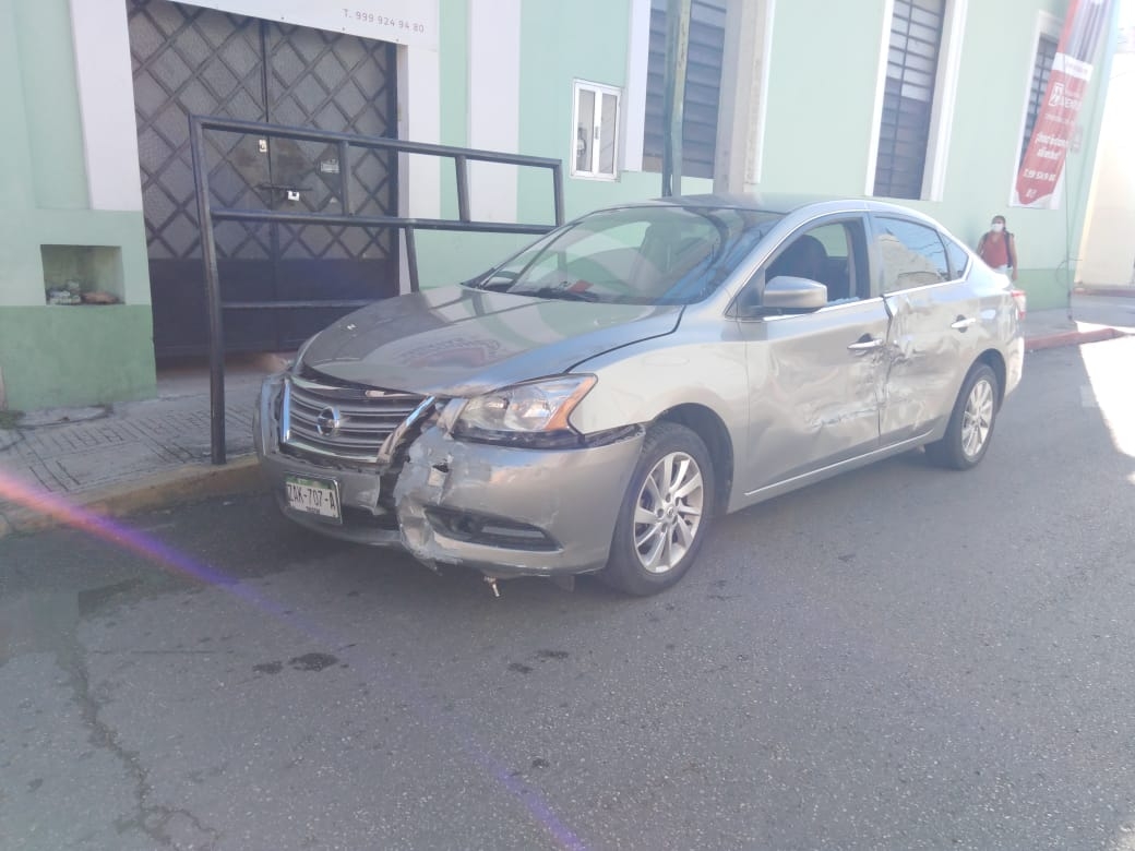 Choque en el centro de Mérida deja daños materiales