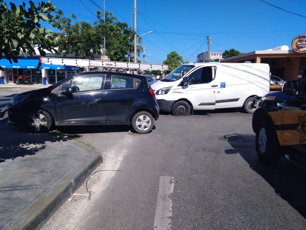 Vehículo termina sobre el camellón tras ser impactado en Mérida