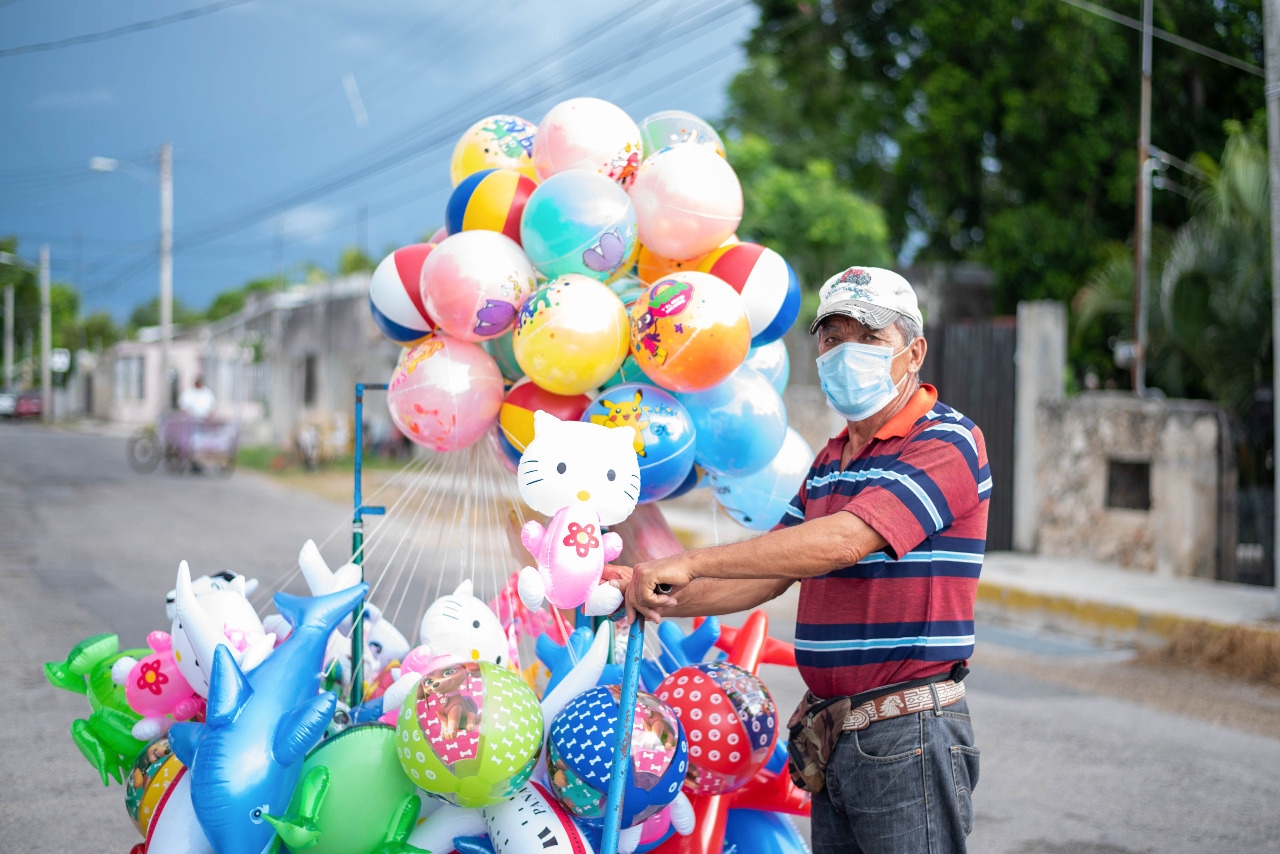 Abuelito sale a las calles de Mérida para vender sus globos