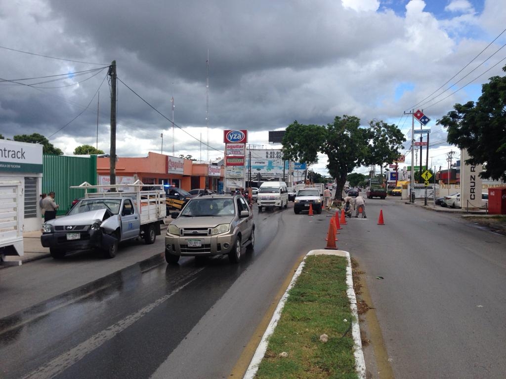 Mujer se impacta contra un poste de alumbrado público en Mérida