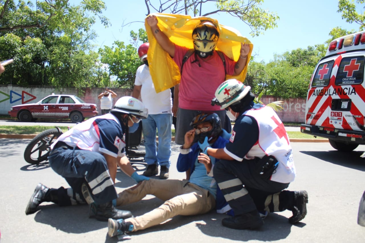Atropella a motociclista y choca contra camioneta en colonia de Ciudad del Carmen