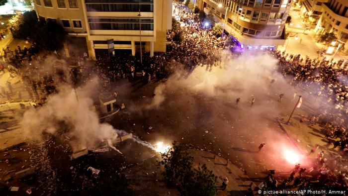 Protestas en Beirut provocan incendios, dejan un policía muerto y 172 heridos