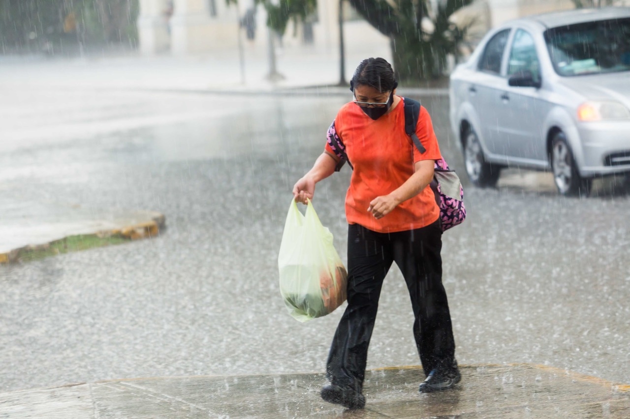 Nueva onda tropical se acerca y propicia lluvias en la Península de Yucatán