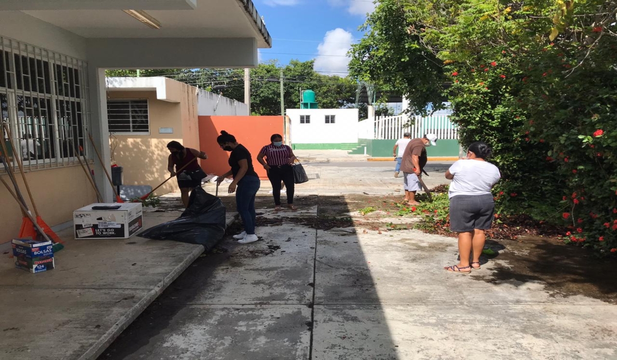 Padres de familia limpian Centro de Atención Múltiple que fue vandalizado en Cancún